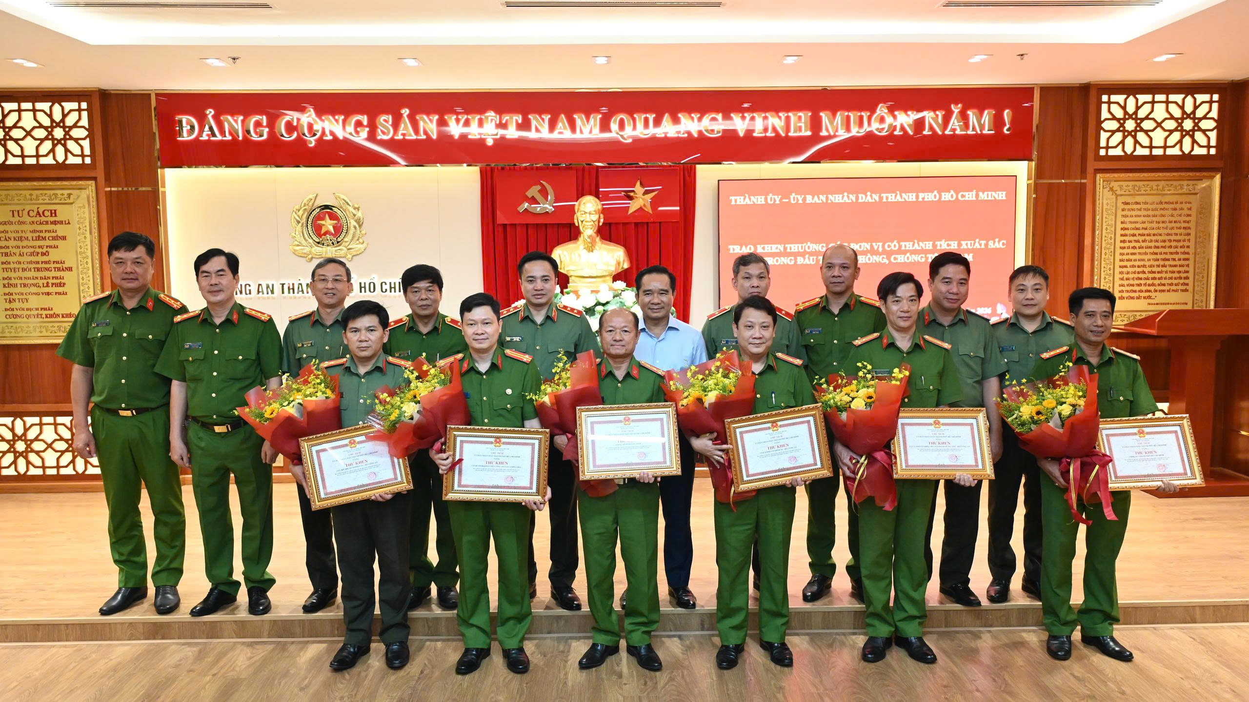 Lãnh đạo TPHCM khen thưởng đột xuất Công an TPHCM - Ảnh 1.