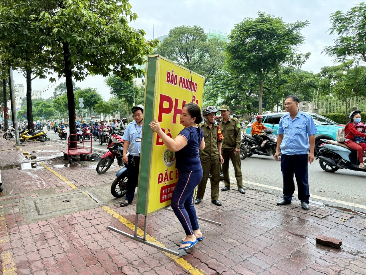 TPHCM triển khai phần mềm quản lý sử dụng tạm thời vỉa hè trong 18 tháng - Ảnh 1.