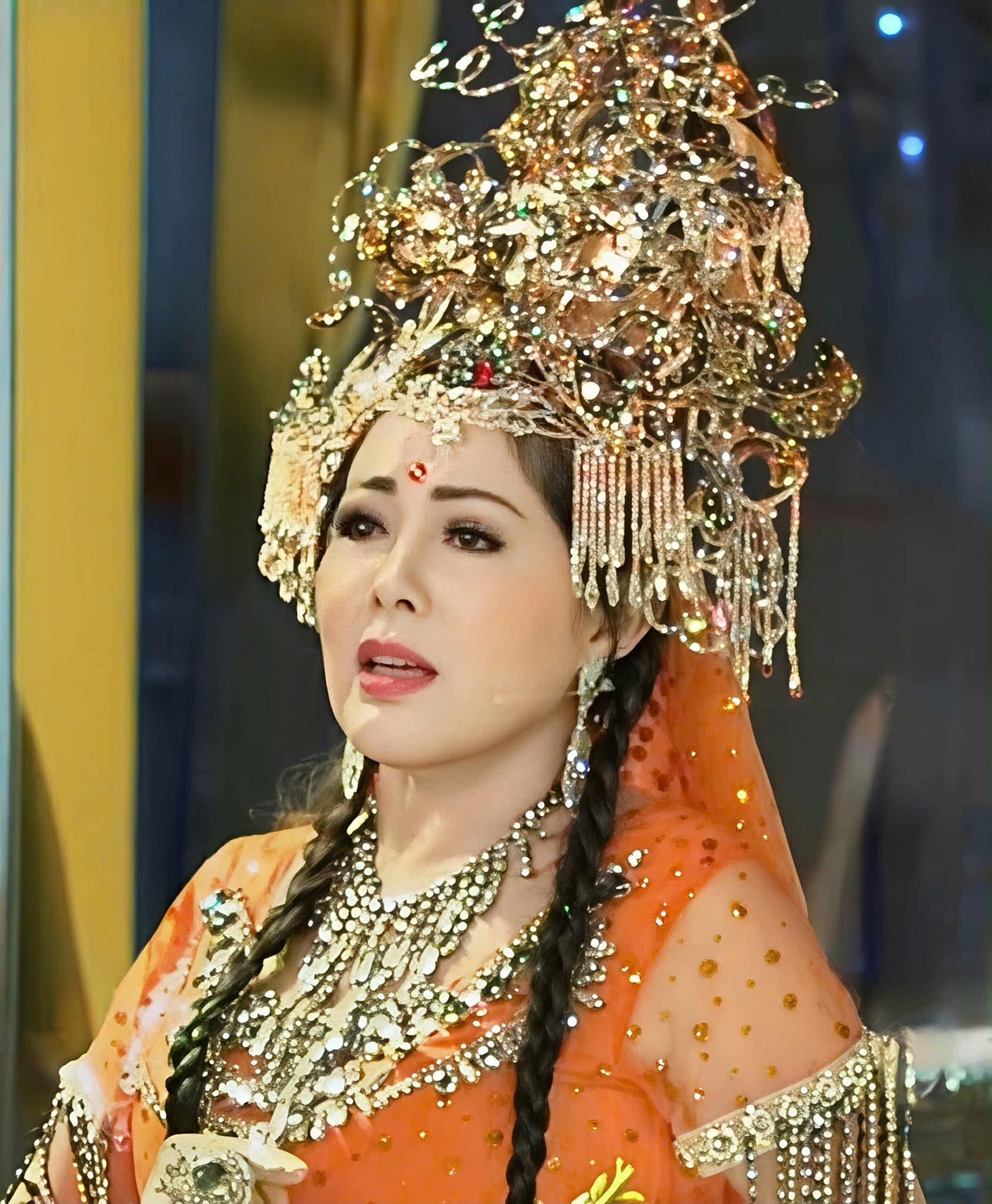 Nghệ sĩ Phượng Nga mang vở 