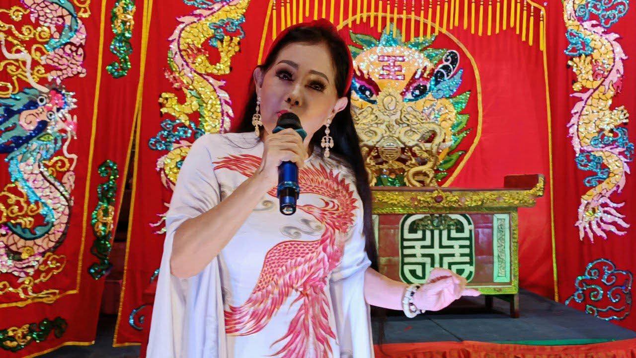 Nghệ sĩ Phượng Nga mang vở 