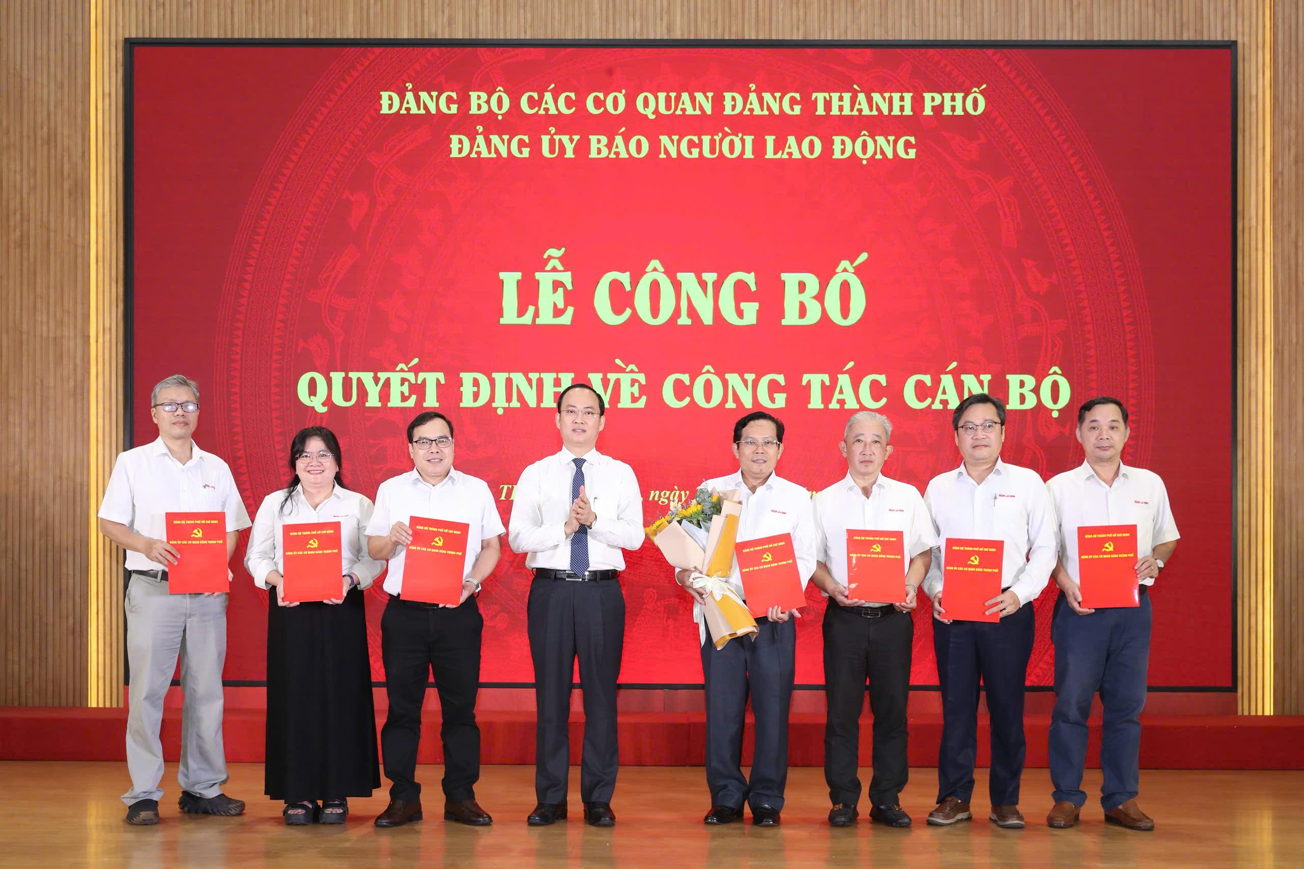 Báo Người Lao Động có nhiều đóng góp quan trọng cho sự phát triển của TPHCM - Ảnh 2.