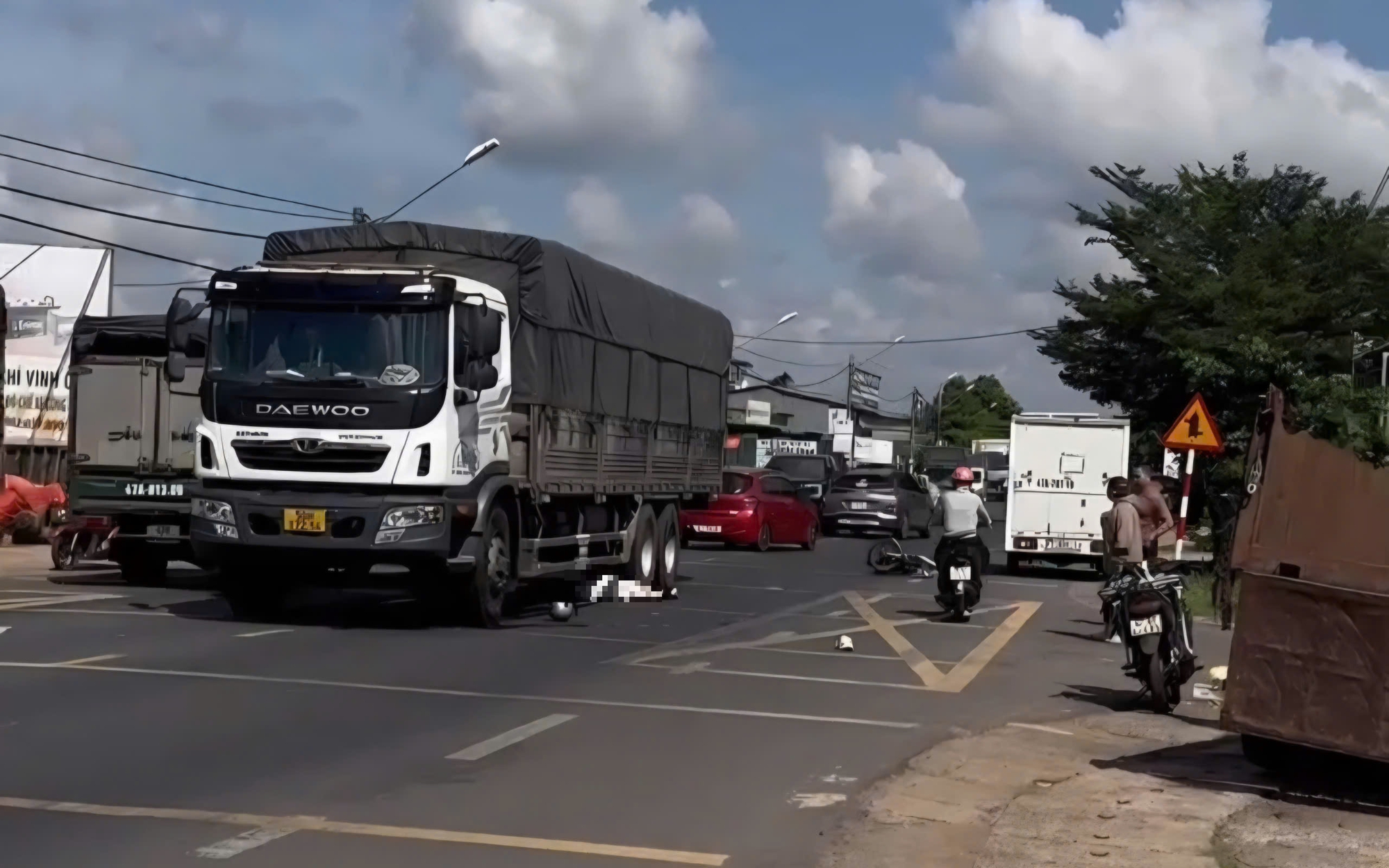 Bắt tài xế gây tai nạn khiến nữ sinh lớp 9 tử vong ở Đắk Lắk - Ảnh 2. Bắt tài xế gây tai nạn khiến nữ sinh lớp 9 tử vong ở Đắk Lắk - Ảnh 2.