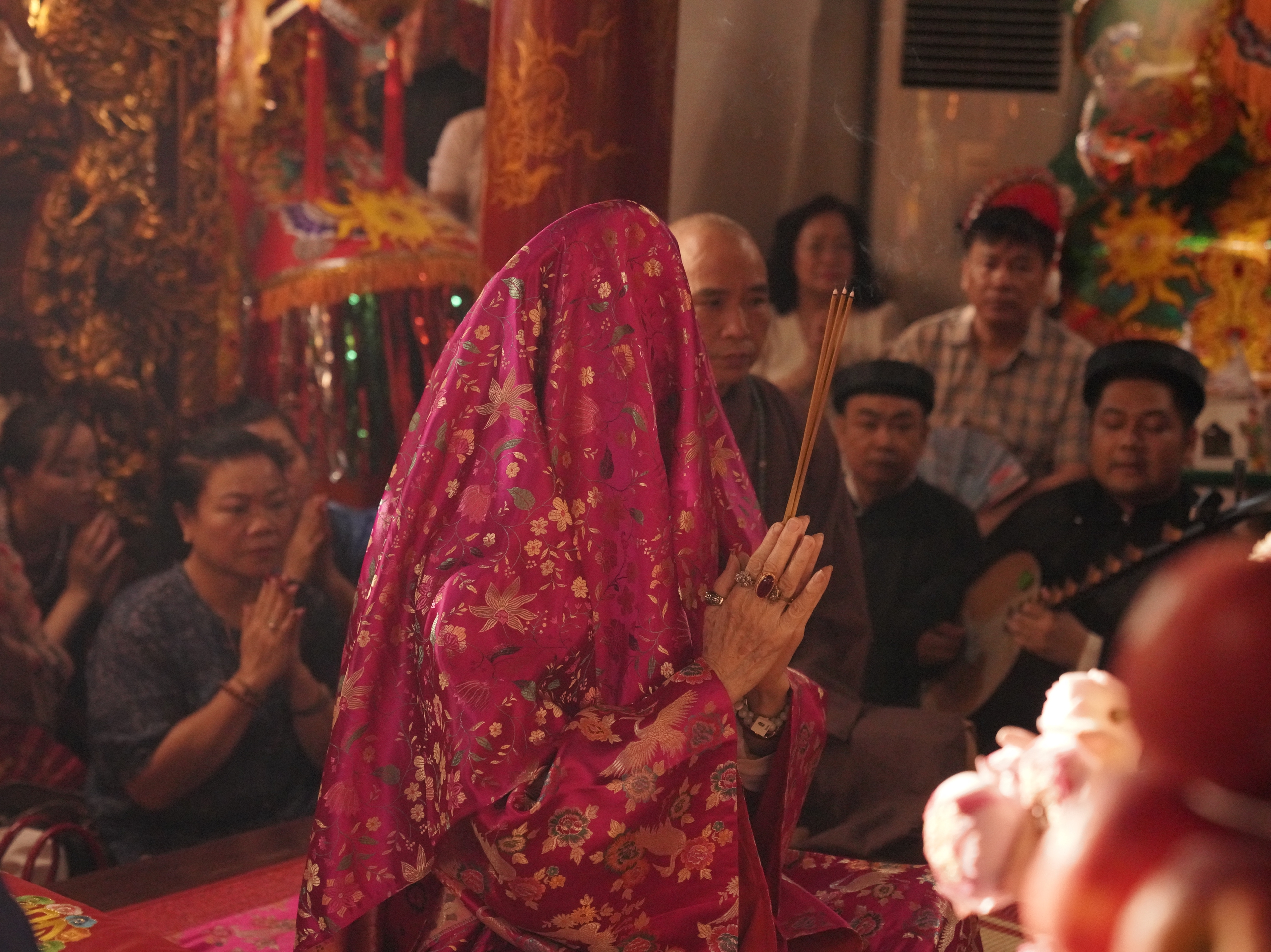 NSƯT Hoài Linh và NSƯT Hạnh Thúy làm người hầu đồng - Ảnh 5.