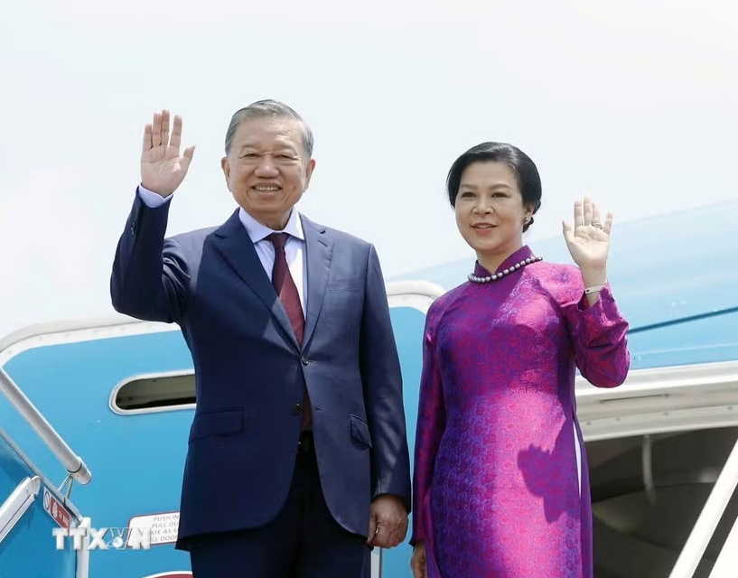 Tổng B&iacute; thư, Chủ tịch nước T&ocirc; L&acirc;m v&agrave; Phu nh&acirc;n l&ecirc;n đường thăm Th&aacute;i Lan - Ảnh 1.