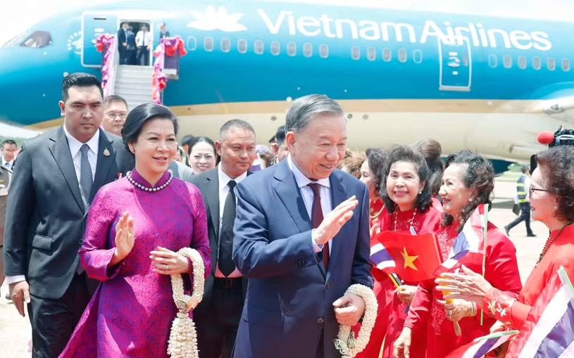 Tổng B&iacute; thư, Chủ tịch nước T&ocirc; L&acirc;m d&acirc;ng hương tưởng niệm Chủ tịch Hồ Ch&iacute; Minh tại Th&aacute;i Lan - Ảnh 2.