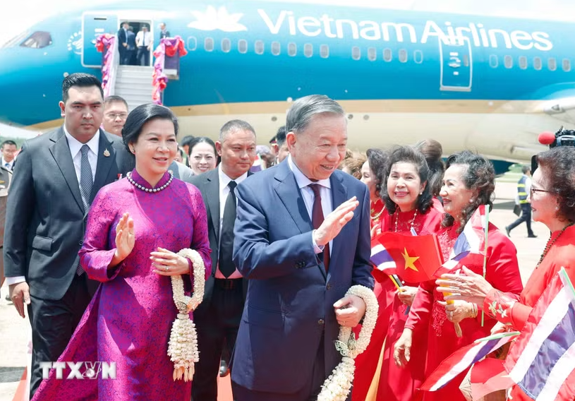 Tổng B&iacute; thư, Chủ tịch nước T&ocirc; L&acirc;m v&agrave; Phu nh&acirc;n bắt đầu thăm ch&iacute;nh thức Th&aacute;i Lan - Ảnh 1.