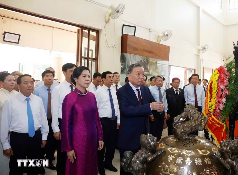 Tổng B&iacute; thư, Chủ tịch nước T&ocirc; L&acirc;m d&acirc;ng hương tưởng niệm Chủ tịch Hồ Ch&iacute; Minh tại Th&aacute;i Lan - Ảnh 1.