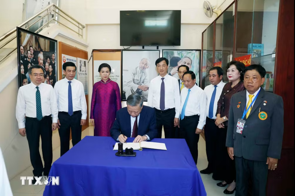 Tổng B&iacute; thư, Chủ tịch nước T&ocirc; L&acirc;m d&acirc;ng hương tưởng niệm Chủ tịch Hồ Ch&iacute; Minh tại Th&aacute;i Lan - Ảnh 2.