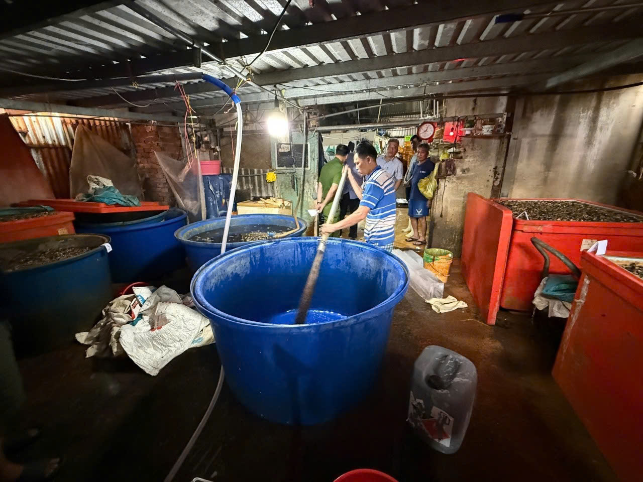 Phỏng vấn độc quyền: Công an TPHCM quyết “đánh tận gốc” các đường dây hàng giả, thực phẩm bẩn - Ảnh 35.