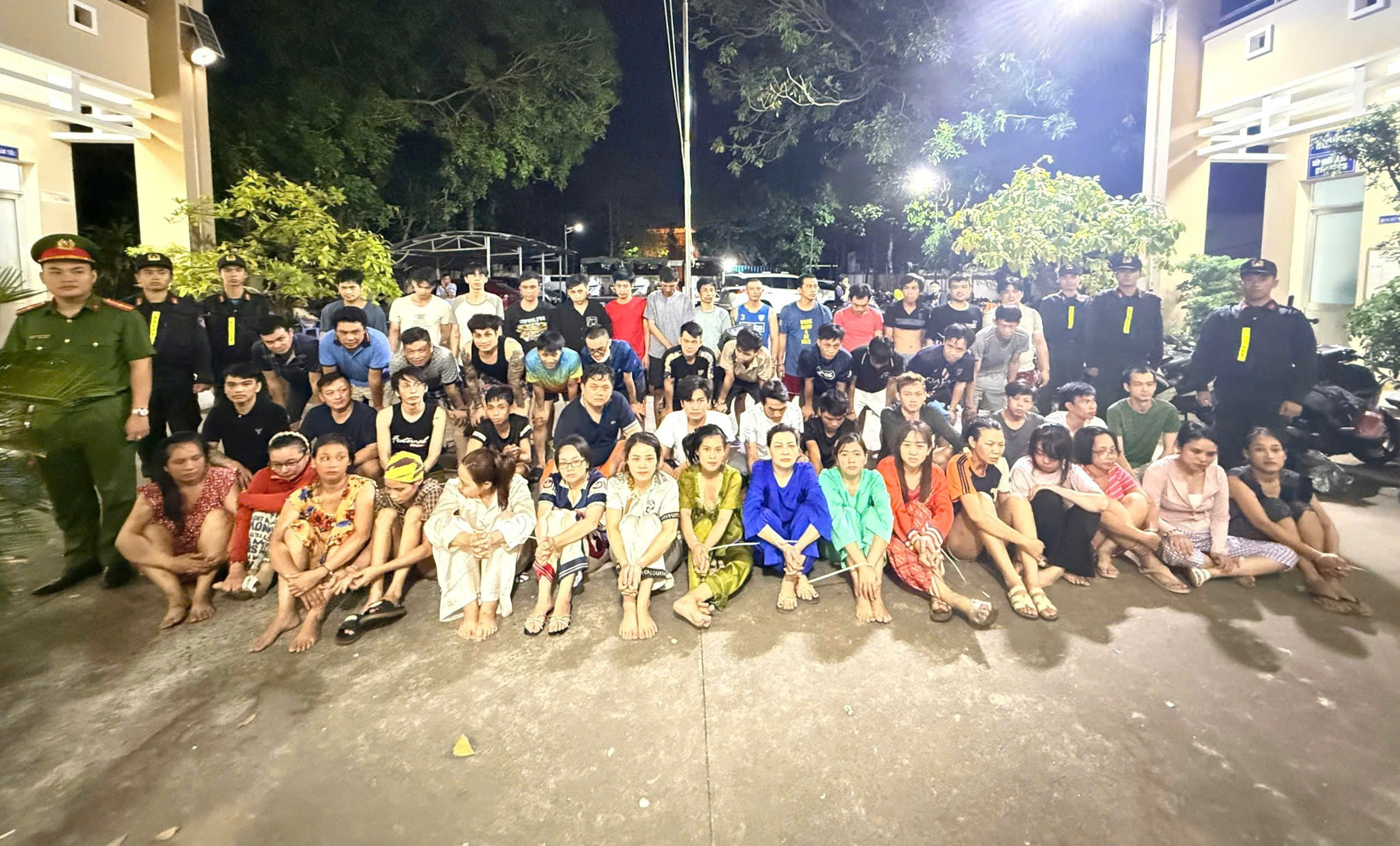Công an TPHCM triệt phá đường dây ma túy liên tỉnh , bắt Dũng Hồng Kông - Ảnh 2. Công an TPHCM triệt phá đường dây ma túy liên tỉnh , bắt Dũng Hồng Kông - Ảnh 2.