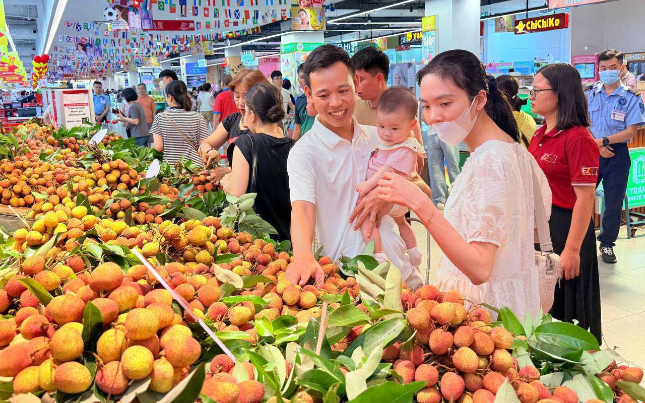 Xuất hiện "chợ phi&ecirc;n Kinh Bắc" ở phố Tr&agrave;ng Tiền - Ảnh 2.