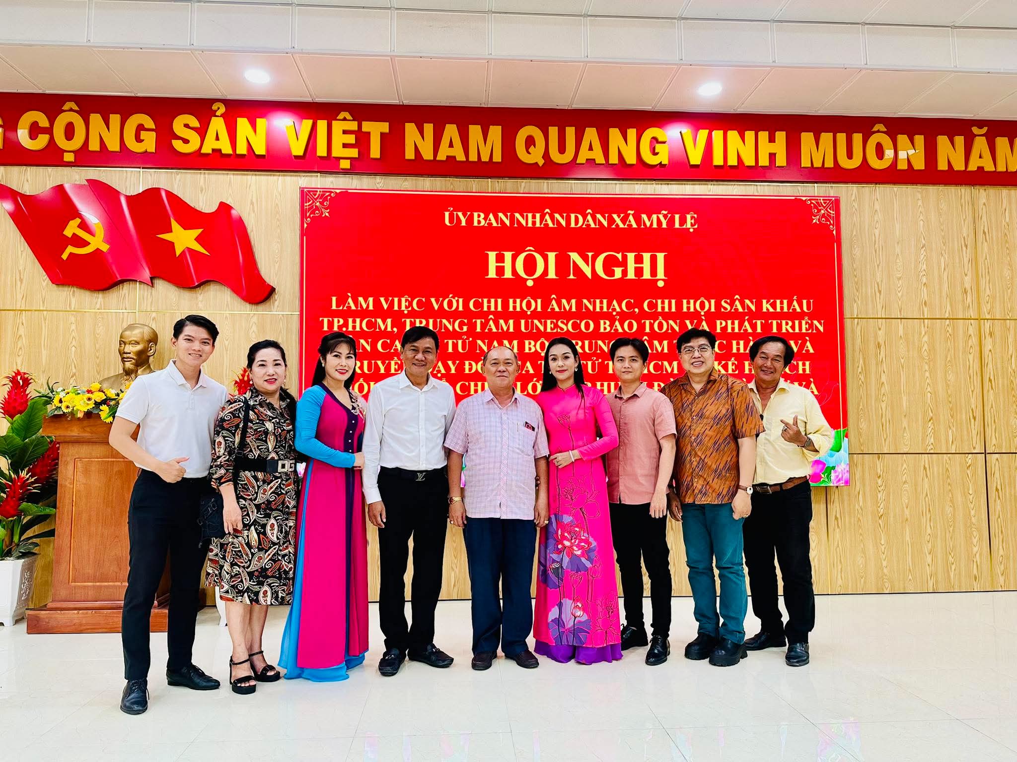 NSND Tấn Giao, Hoàng Tấn sát cánh giữ gìn di sản từ gốc rễ cộng đồng - Ảnh 2.