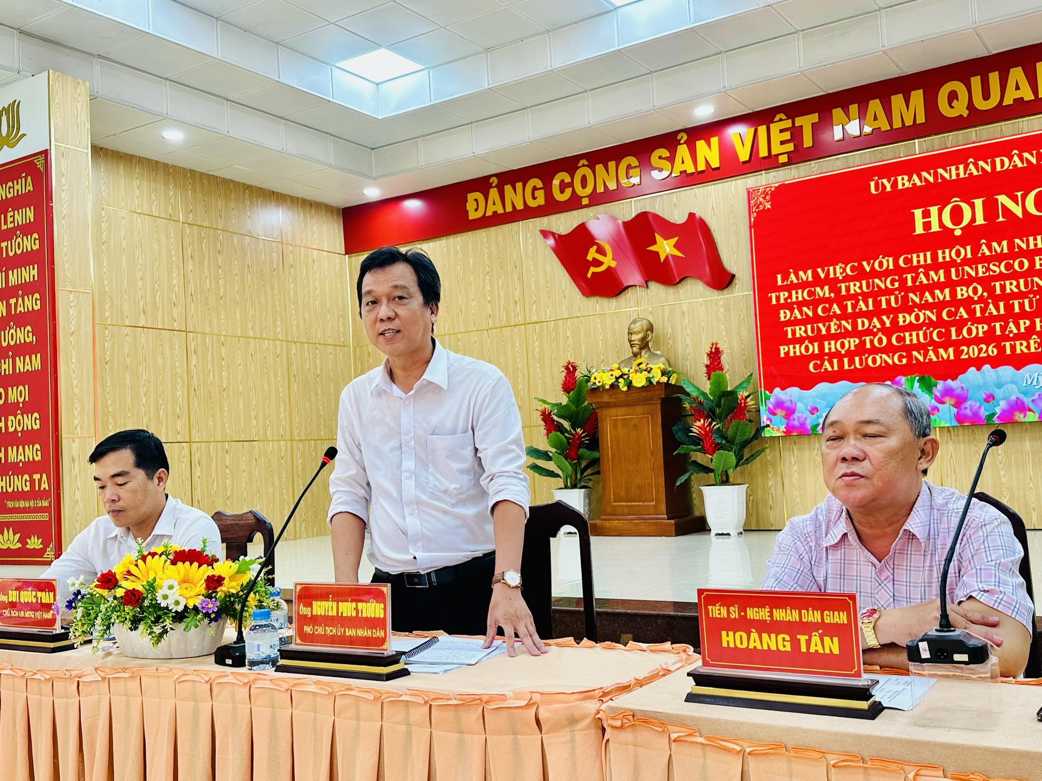 NSND Tấn Giao, Hoàng Tấn sát cánh giữ gìn di sản từ gốc rễ cộng đồng - Ảnh 4.
