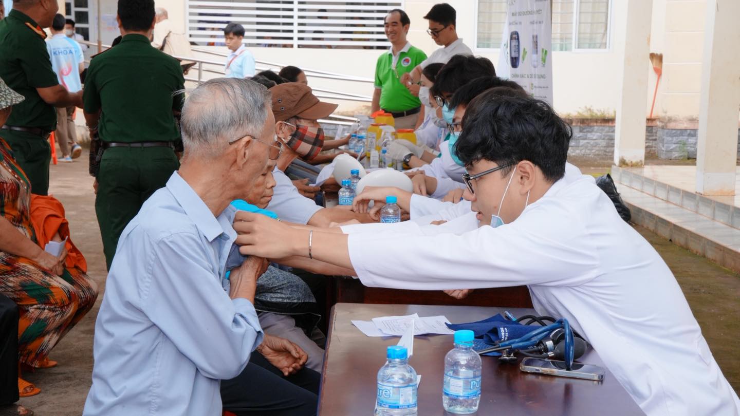 Người cao tuổi, người yếu thế vùng Đất Mũi được khám bệnh, đi “siêu thị 0 đồng” - Ảnh 2.