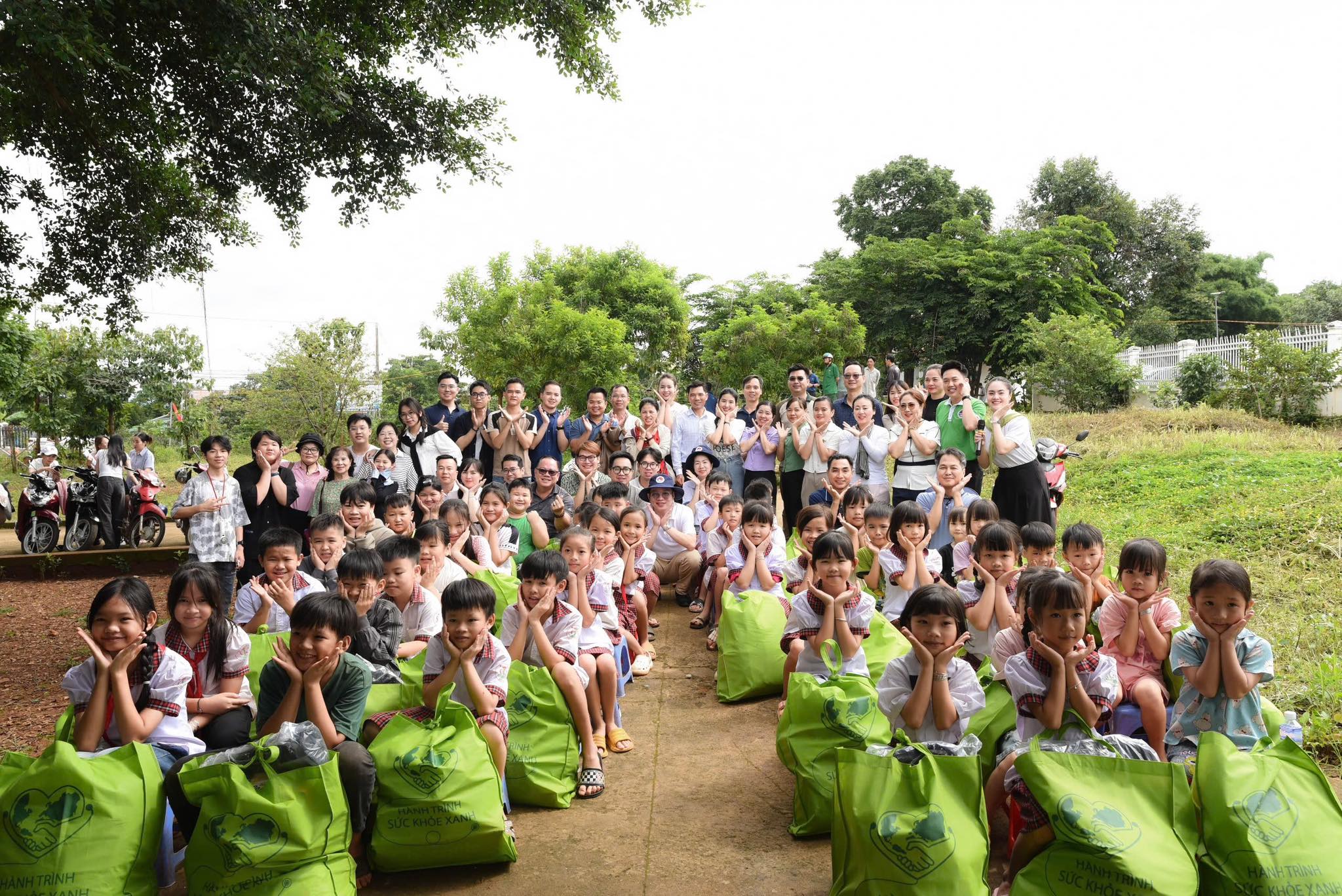 Người cao tuổi, người yếu thế vùng Đất Mũi được khám bệnh, đi “siêu thị 0 đồng” - Ảnh 4.