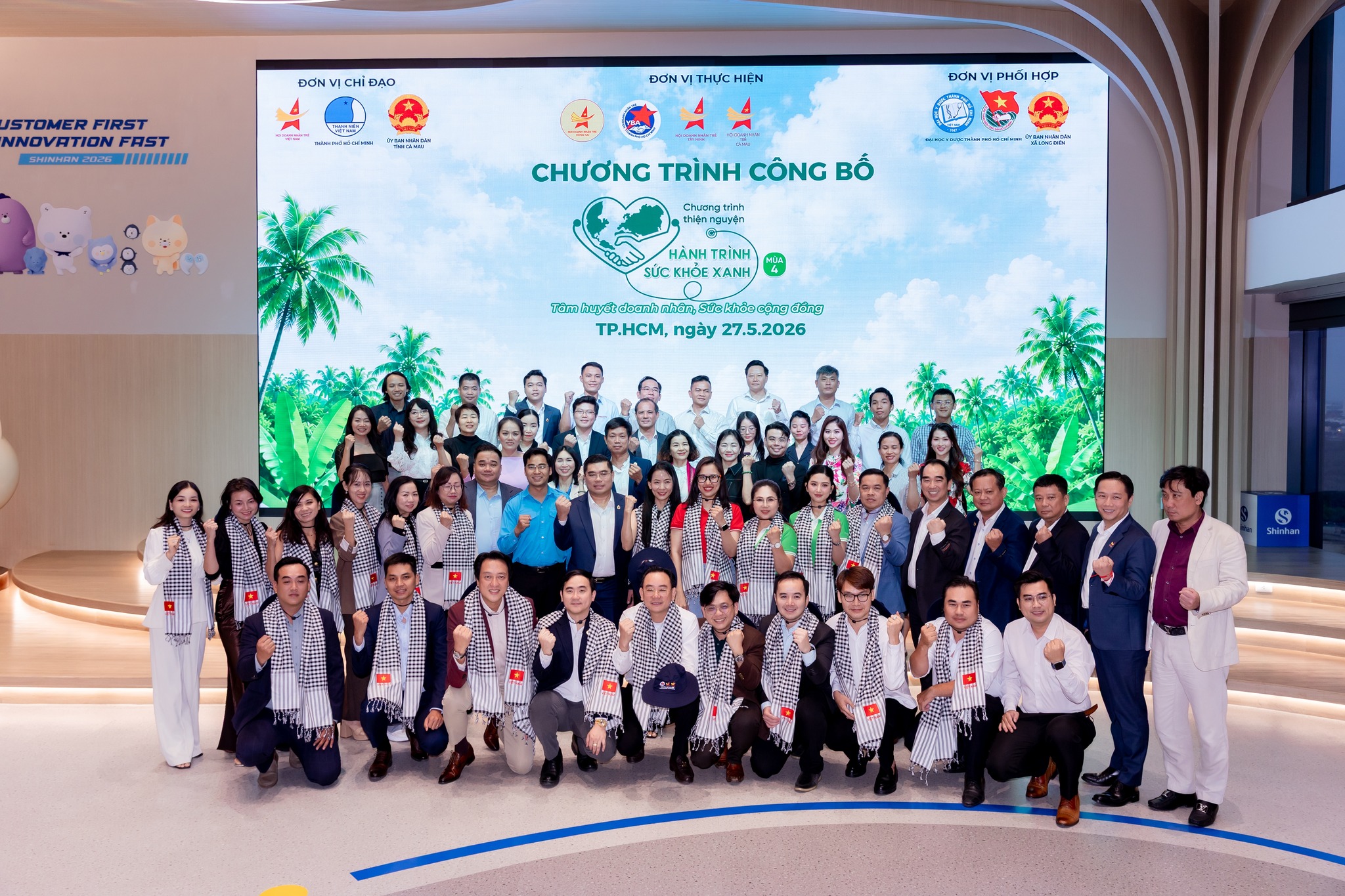 Người cao tuổi, người yếu thế vùng Đất Mũi được khám bệnh, đi “siêu thị 0 đồng” - Ảnh 3.