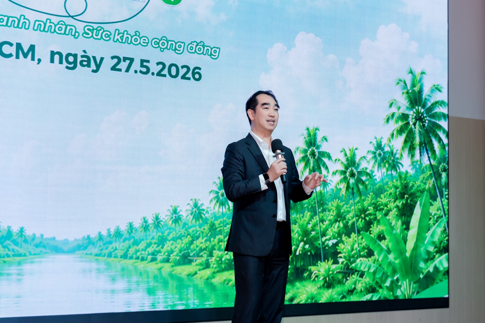 Người cao tuổi, người yếu thế vùng Đất Mũi được khám bệnh, đi “siêu thị 0 đồng” - Ảnh 1.