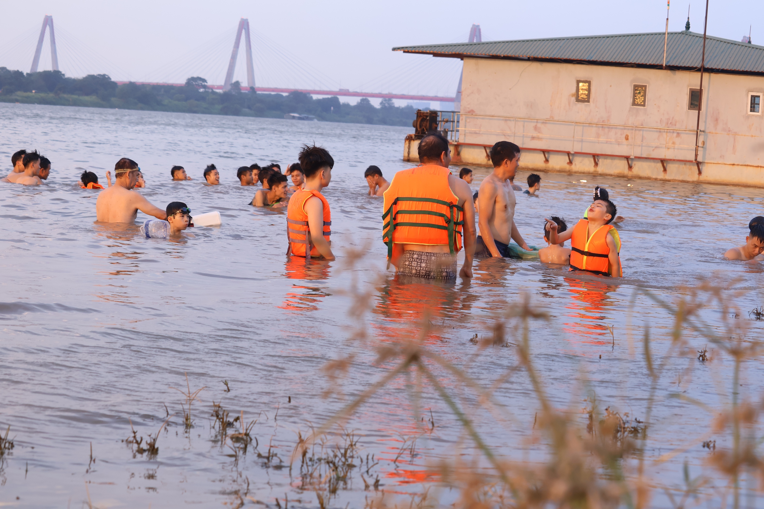 Hà Nội nắng nóng 2026 , người dân đổ ra sông Hồng và Hồ Tây giải nhiệt - Ảnh 2. Hà Nội nắng nóng 2026 , người dân đổ ra sông Hồng và Hồ Tây giải nhiệt - Ảnh 2.