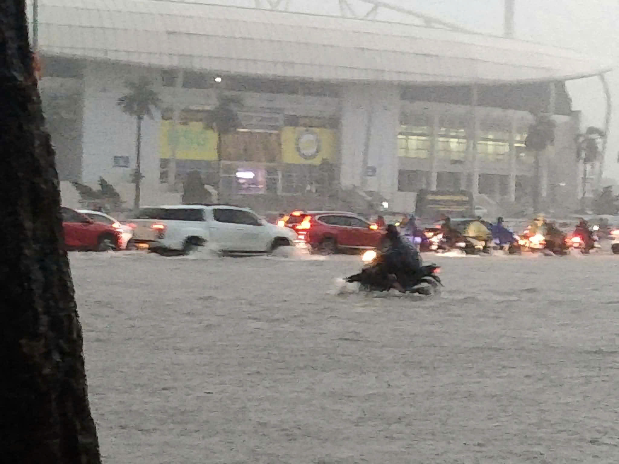 Hà Nội mưa lớn gây ngập sâu và ùn tắc giao thông nghiêm trọng chiều tối 28 - 5 - Ảnh 3.