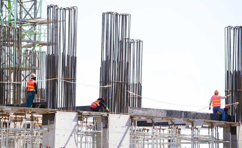 Người lao động mưu sinh dưới cái nắng bóng rát 40 độ C - Ảnh 1.