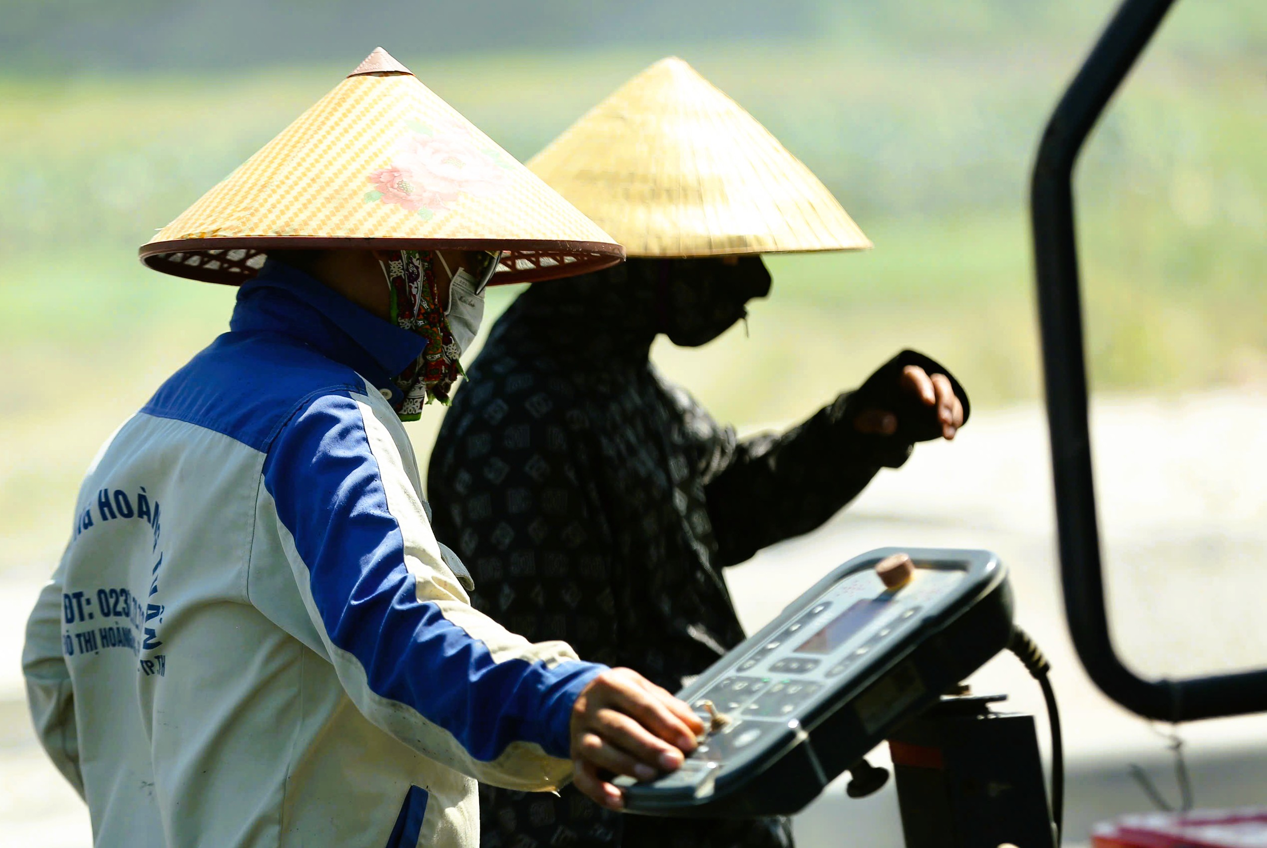 Người lao động mưu sinh dưới cái nắng bóng rát 40 độ C - Ảnh 8.