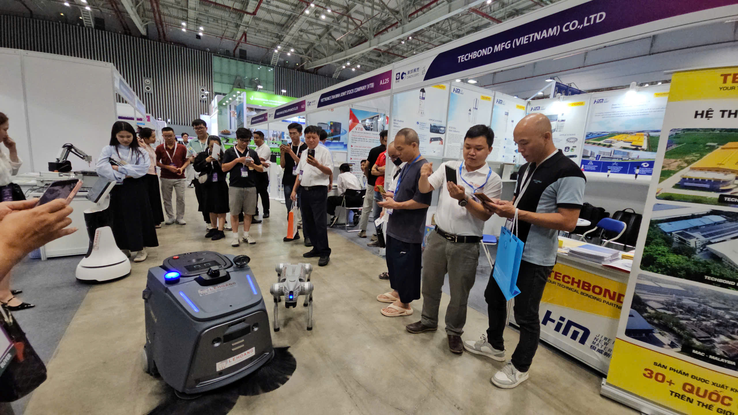 Robot và đồ công nghệ Trung Quốc giá rẻ Nổi bật tại Triển lãm TPHCM 2026 - Ảnh 1.