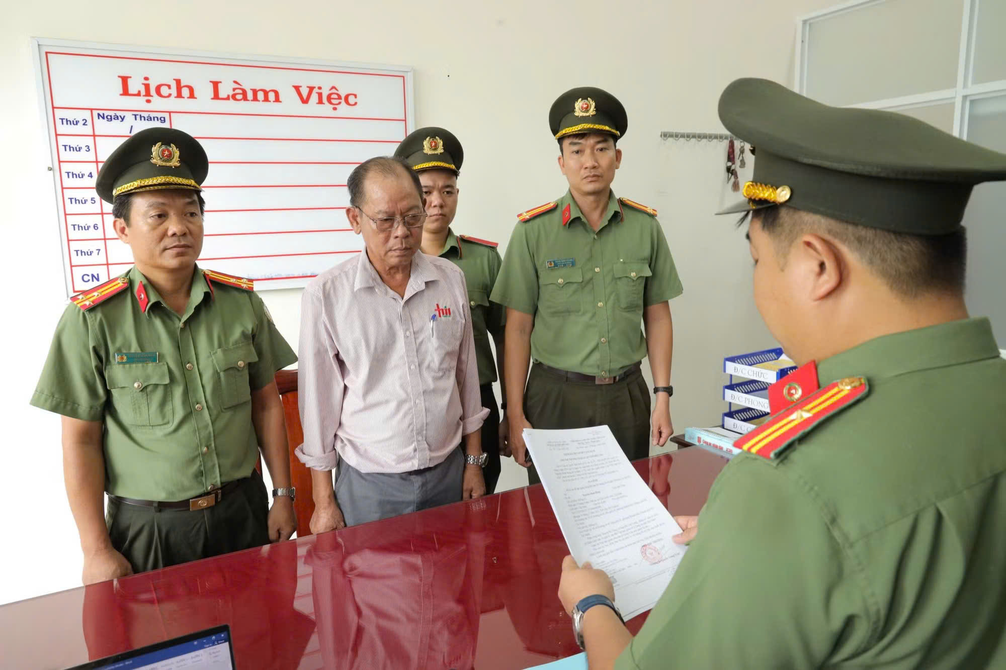 Bắt tạm giam giám đốc công ty gỗ vi phạm quy định về lao động nước ngòai tại Tây Ninh - Ảnh 1.