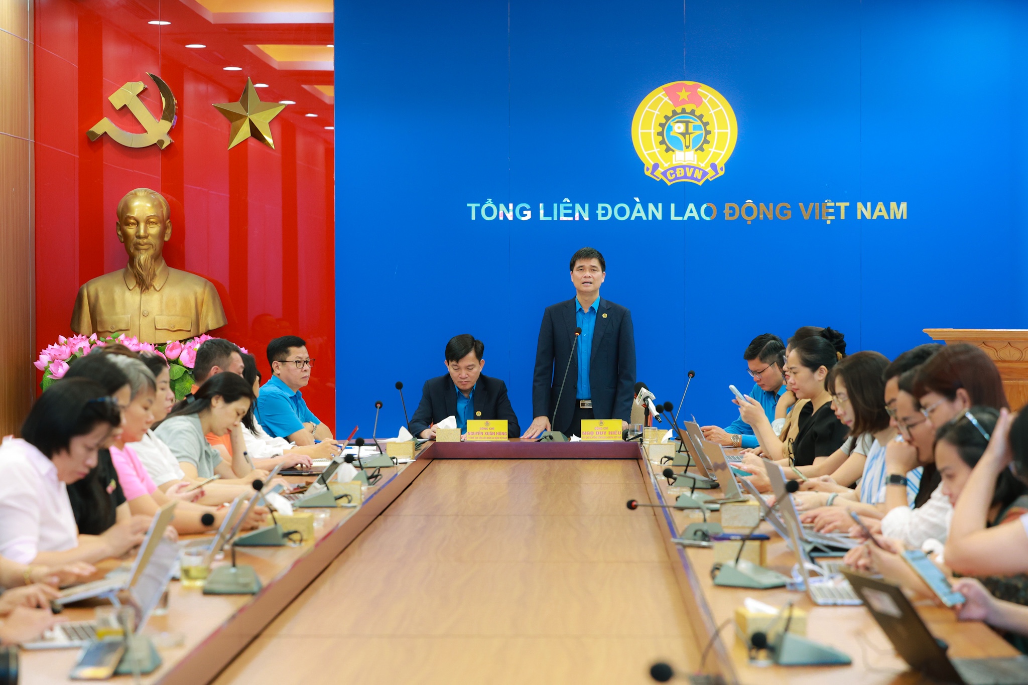 Người lao động kiến nghị lương đủ sống, giảm giờ làm trước Đại hội XIV Công đoàn Việt Nam - Ảnh 1.