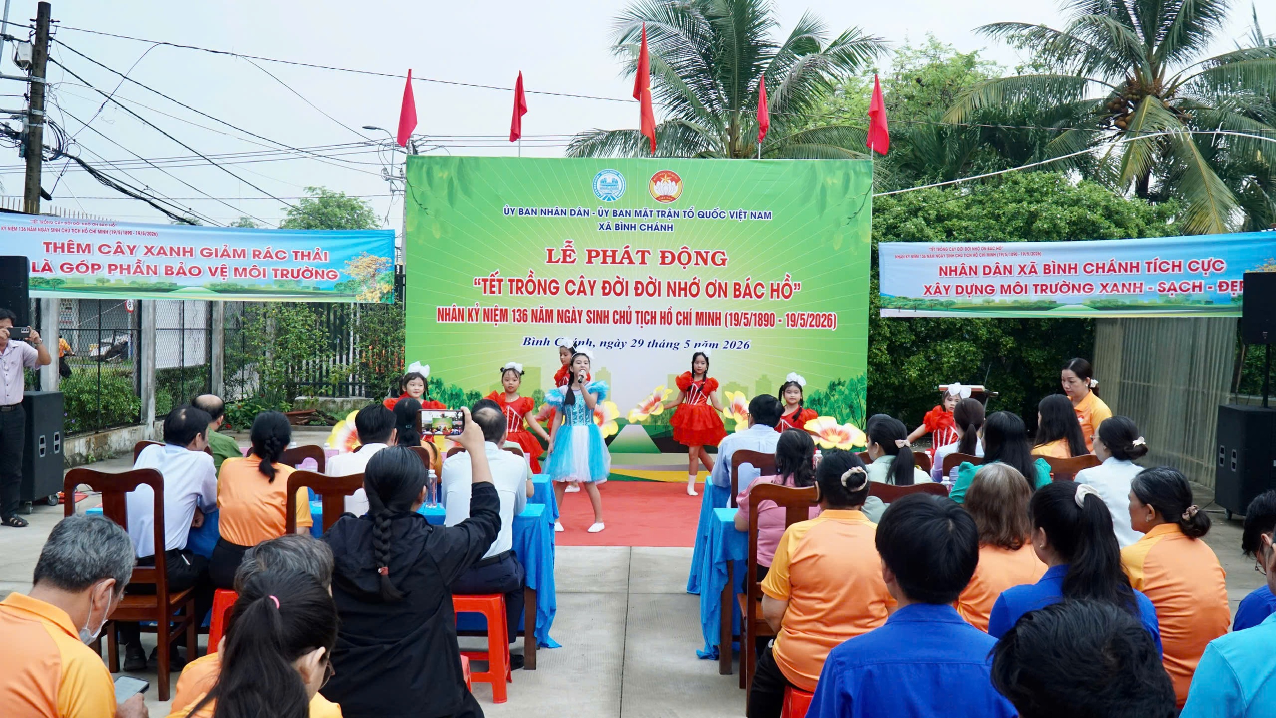 Xã Bình Chánh, TPHCM: Người dân hào hứng hưởng ứng Tết trồng cây - Ảnh 1.