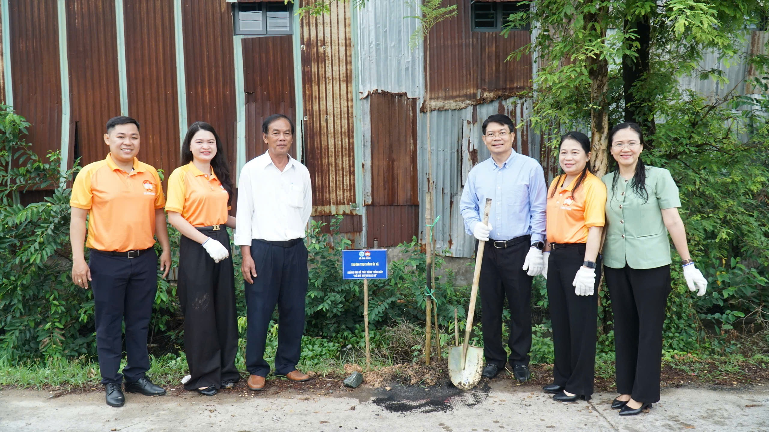Xã Bình Chánh, TPHCM: Người dân hào hứng hưởng ứng Tết trồng cây - Ảnh 5.