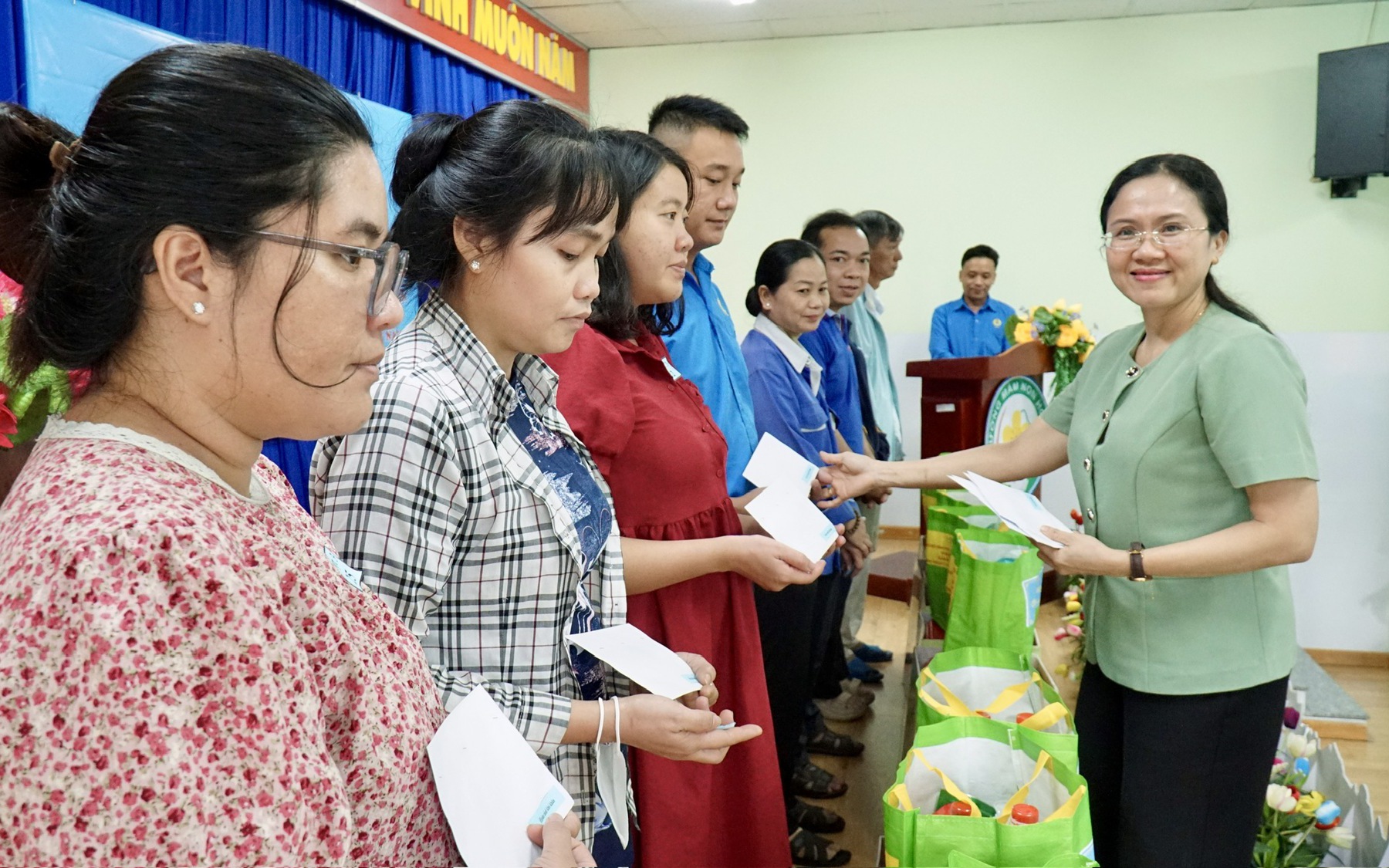 Điểm tựa vững chắc của công nhân - lao động - Ảnh 2.