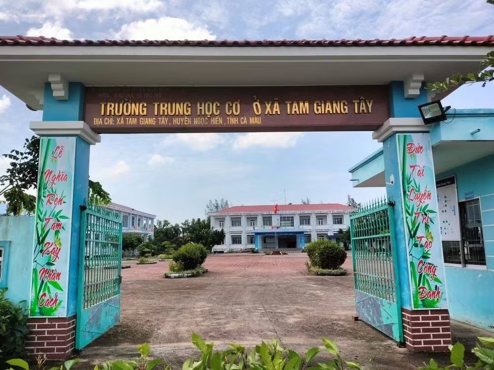 Đình chỉ điều tra hiệu trưởng bị cáo buộc tham ô hơn 10 triệu đồng ở Cà Mau - Ảnh 1.