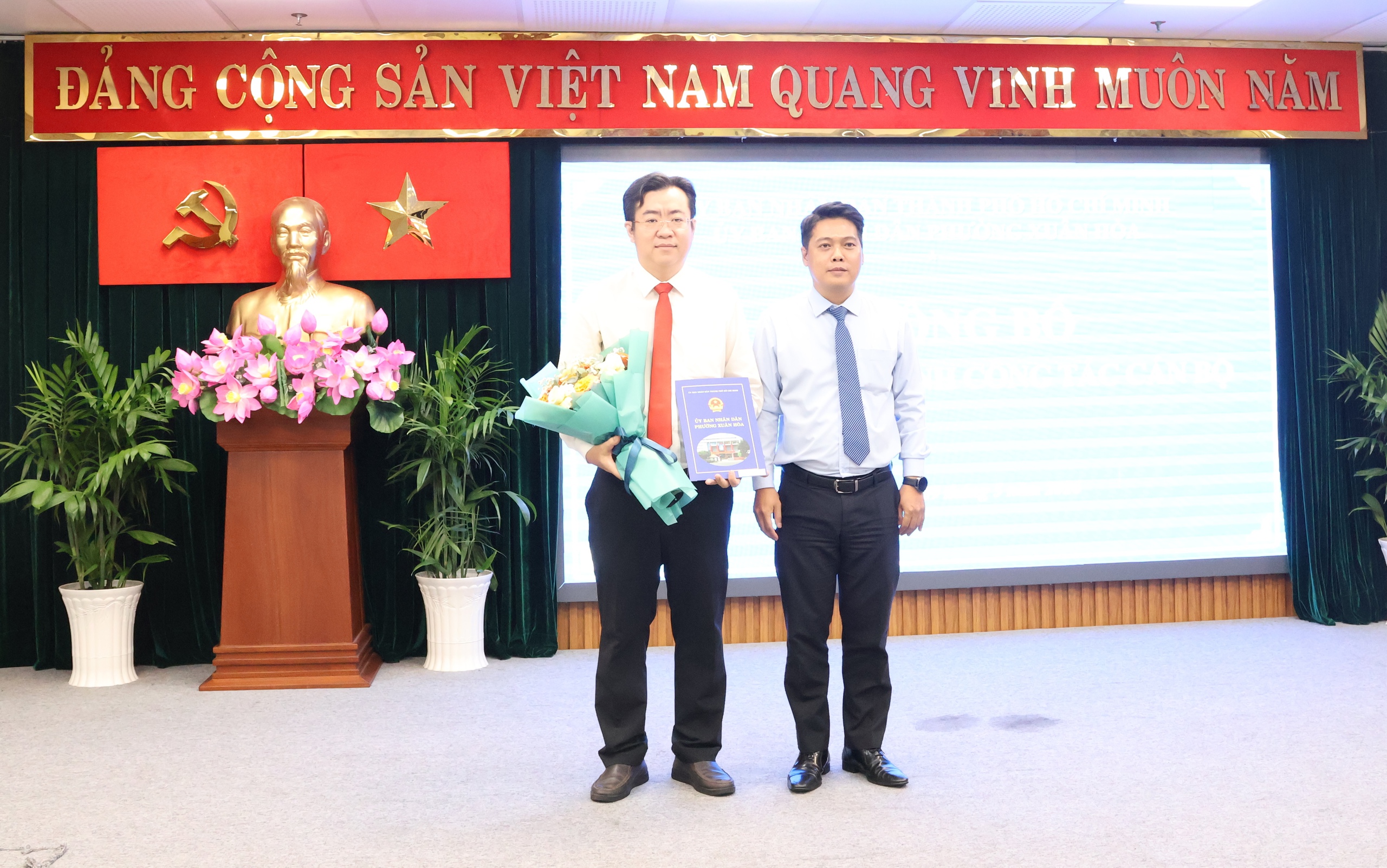 TPHCM: Phường Xuân Hòa kiện toàn nhân sự, tri ân lực lượng người hoạt động không chuyên trách - Ảnh 2.