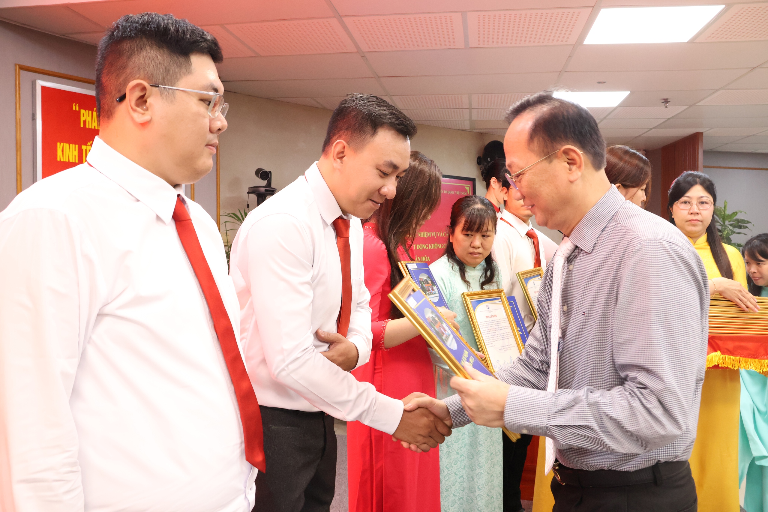 TPHCM: Phường Xuân Hòa kiện toàn nhân sự, tri ân lực lượng người hoạt động không chuyên trách - Ảnh 4.