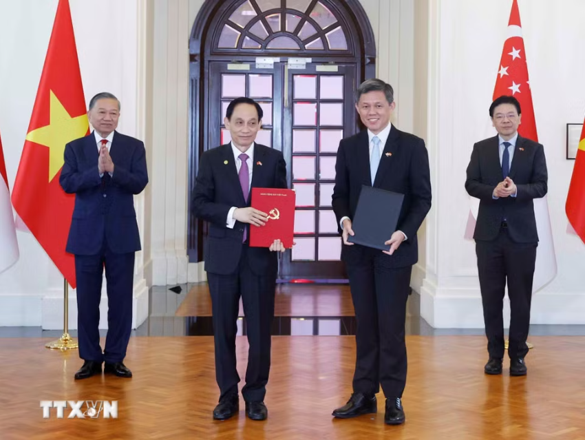 Tổng Bí thư, Chủ tịch nước Tô Lâm và Thủ tướng Singapore chứng kiến trao các văn kiện hợp tác - Ảnh 1.