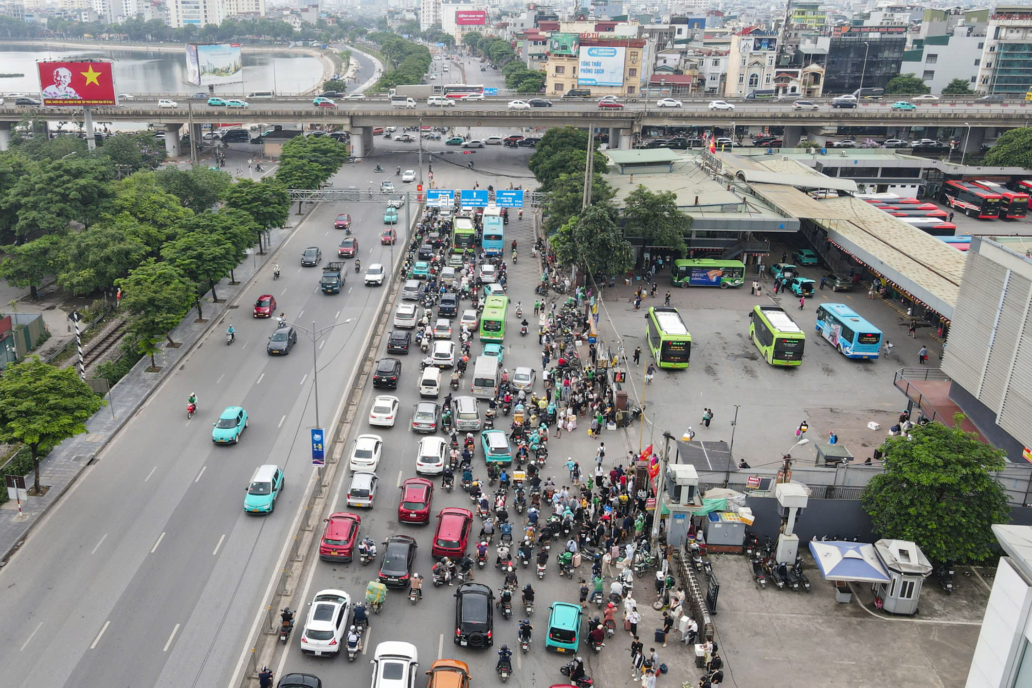 H&igrave;nh ảnh người d&acirc;n trở lại H&agrave; Nội kh&ocirc;ng &ugrave;n tắc giao th&ocirc;ng ng&agrave;y cuối lễ 2026 - Ảnh 3.