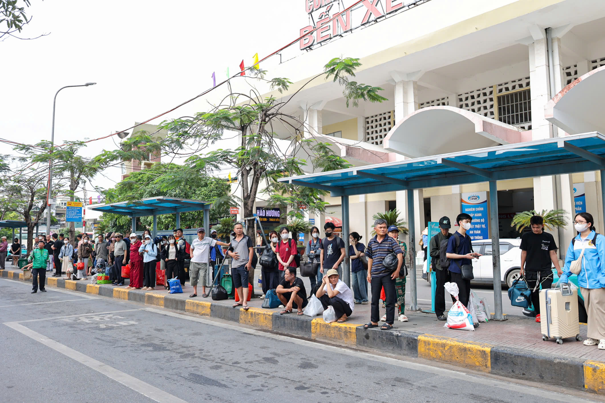 H&igrave;nh ảnh người d&acirc;n trở lại H&agrave; Nội kh&ocirc;ng &ugrave;n tắc giao th&ocirc;ng ng&agrave;y cuối lễ 2026 - Ảnh 10.