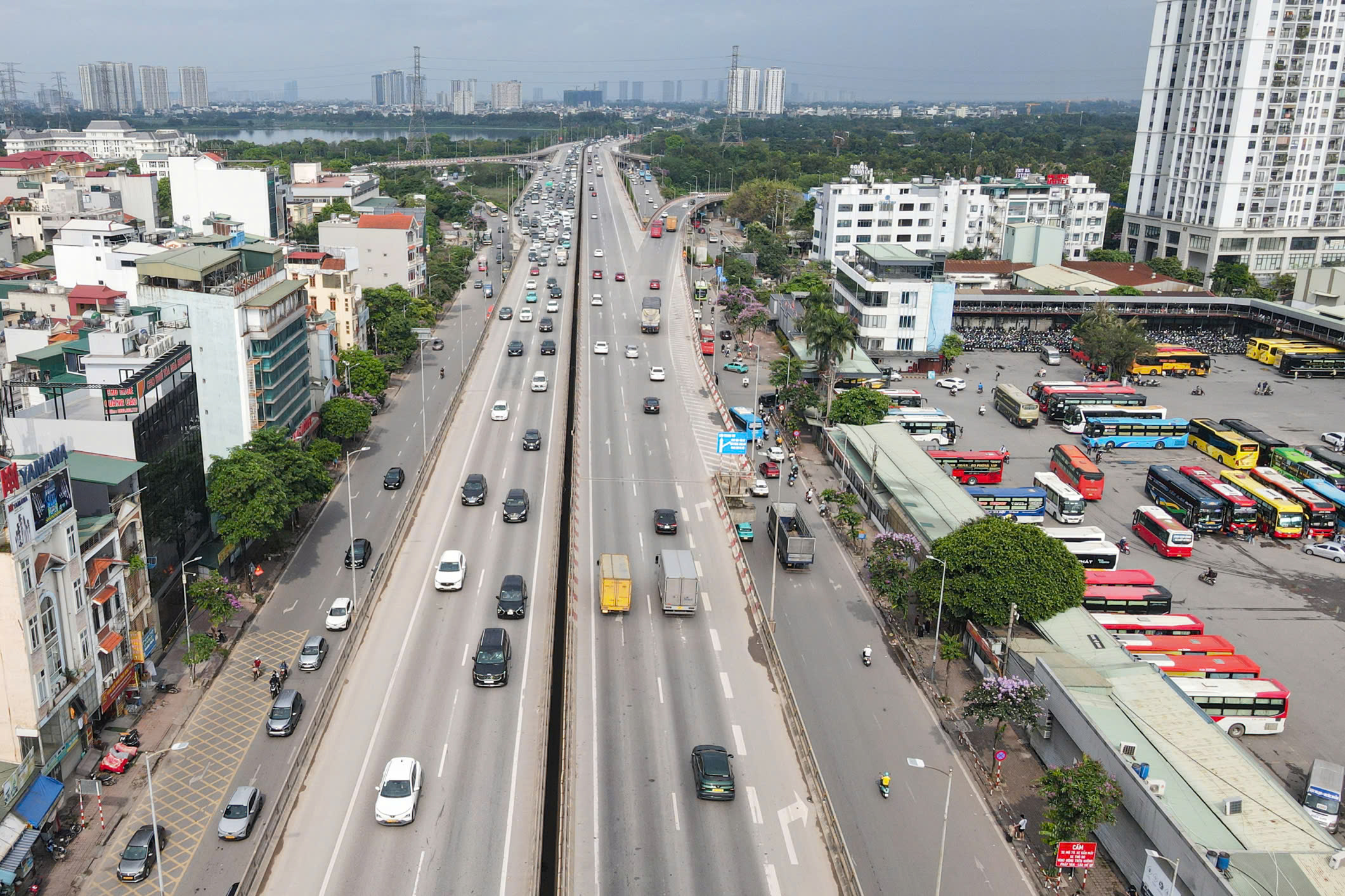 H&igrave;nh ảnh người d&acirc;n trở lại H&agrave; Nội kh&ocirc;ng &ugrave;n tắc giao th&ocirc;ng ng&agrave;y cuối lễ 2026 - Ảnh 2.