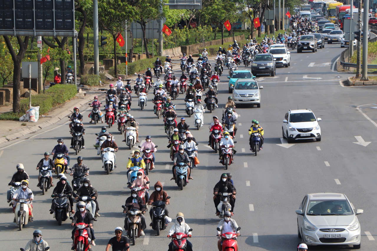 Ng&agrave;y nghỉ lễ cuối, cửa ng&otilde; TPHCM  - Ảnh 1.