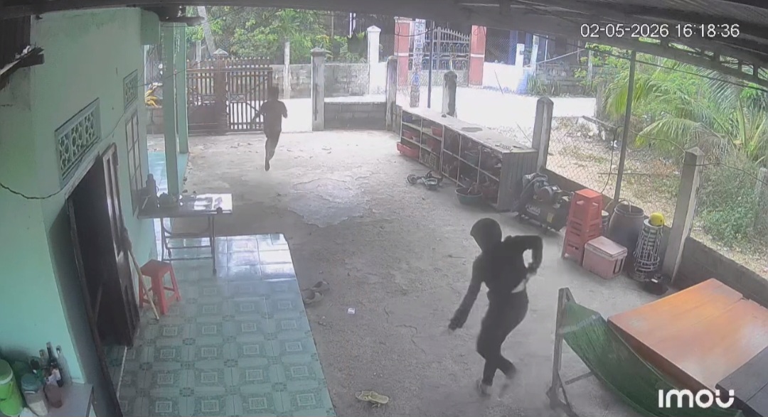 CLIP: Táo tợn vào sân trộm xe, rút hung khí đe doạ chủ nhà - Ảnh 1.