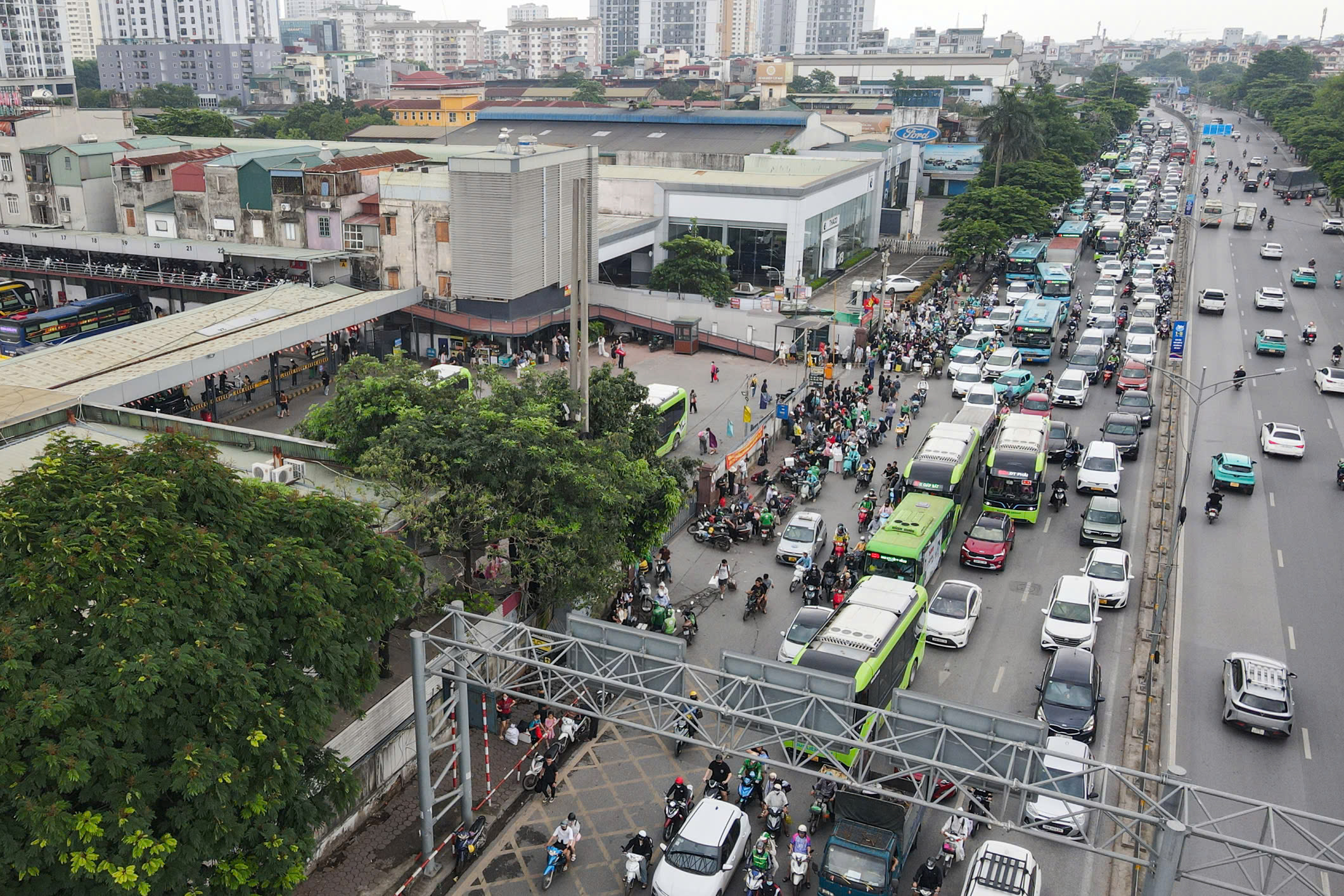 H&igrave;nh ảnh người d&acirc;n trở lại H&agrave; Nội kh&ocirc;ng &ugrave;n tắc giao th&ocirc;ng ng&agrave;y cuối lễ 2026 - Ảnh 4.
