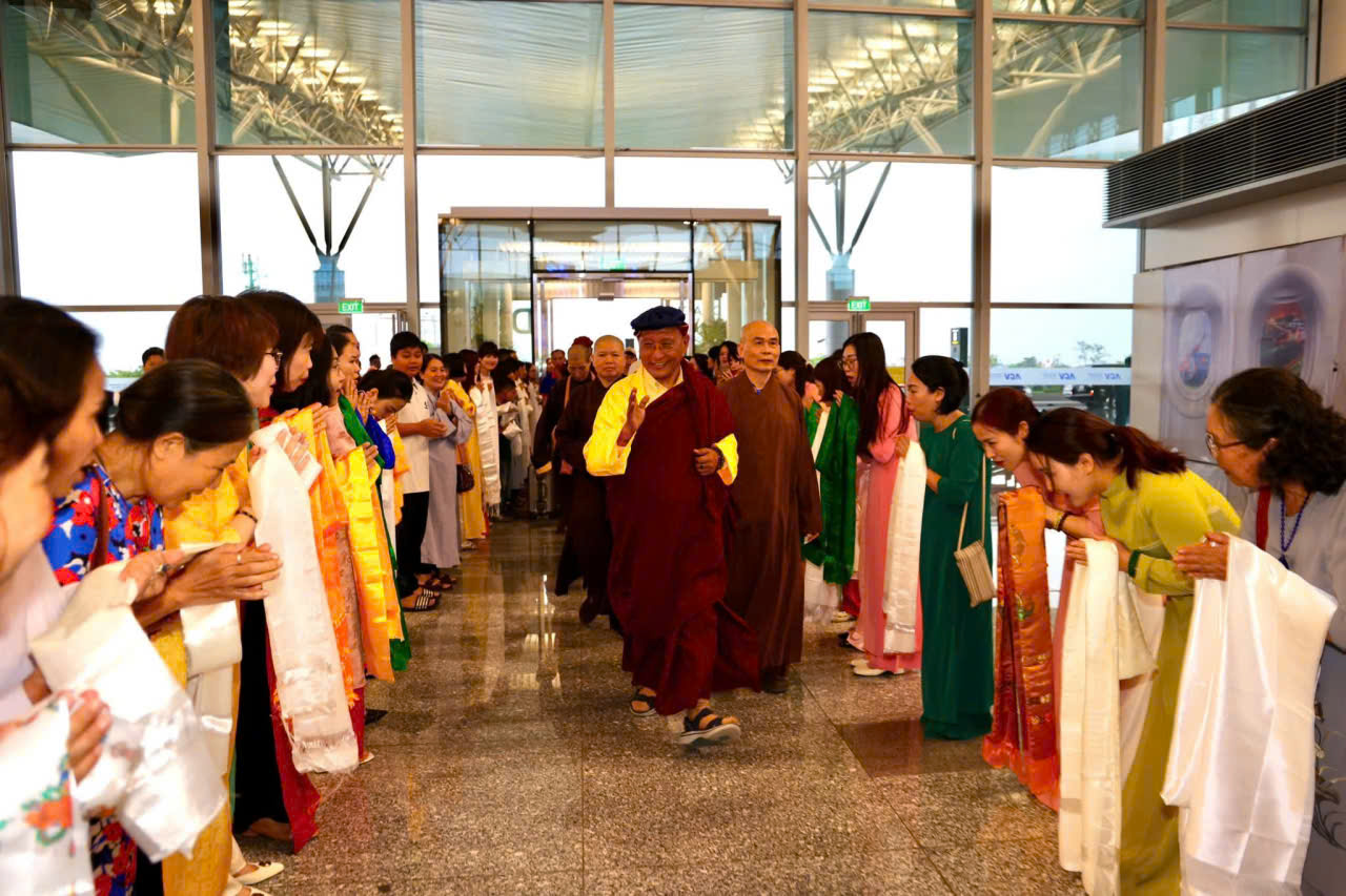 Đức Gyalwang Drukpa rời Việt Nam, kết thúc Pháp hội cầu nguyện hòa bình - Ảnh 2.