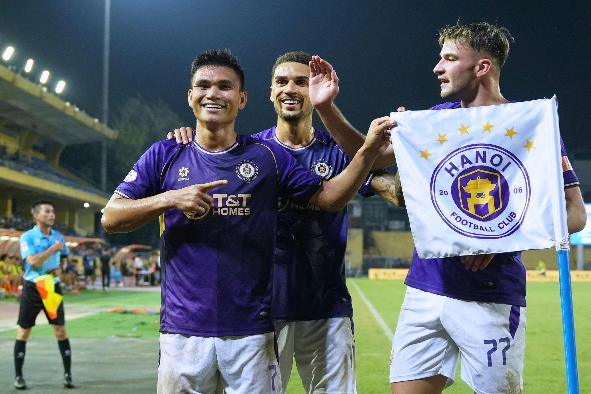 Vòng 21 V-League: CLB Hà Nội vào top 3, Đà Nẵng trở lại cuối bảng - Ảnh 1.