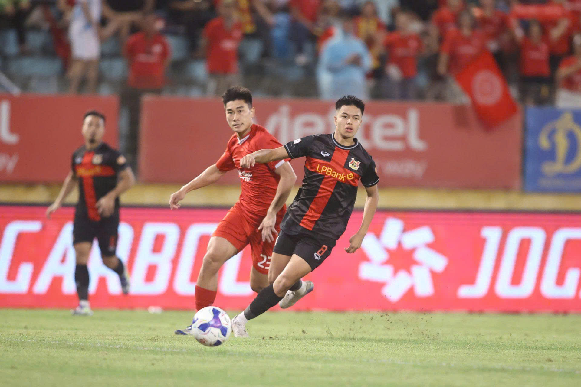 Vòng 21 V-League: CLB Hà Nội vào top 3, Đà Nẵng trở lại cuối bảng - Ảnh 2.