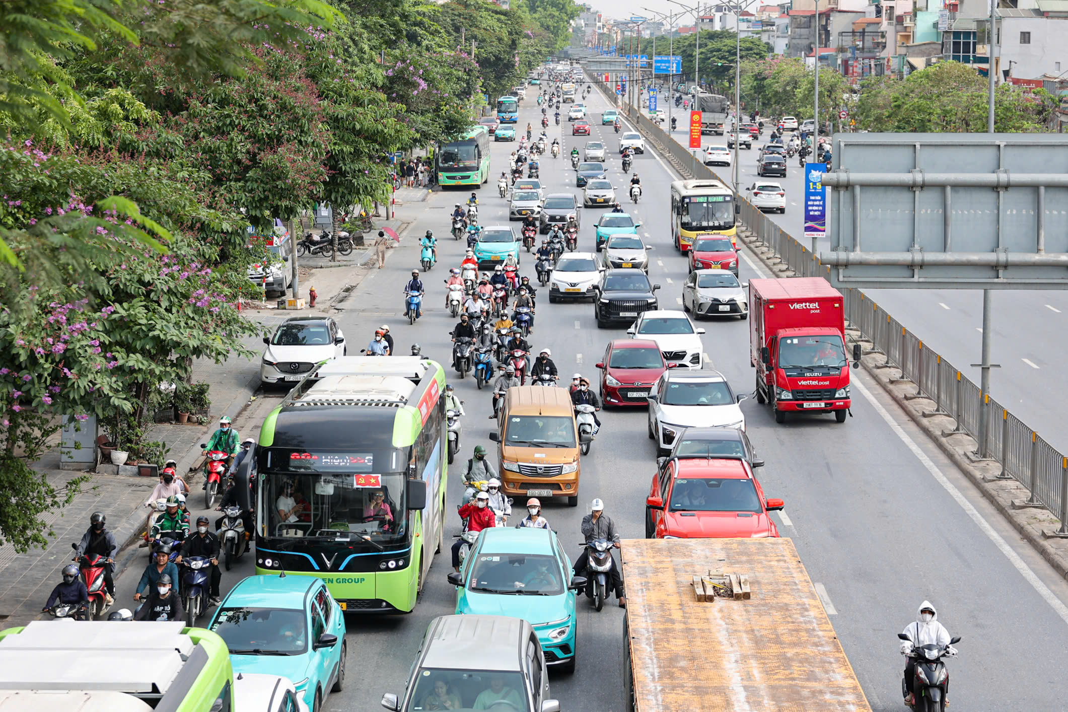 H&igrave;nh ảnh người d&acirc;n trở lại H&agrave; Nội kh&ocirc;ng &ugrave;n tắc giao th&ocirc;ng ng&agrave;y cuối lễ 2026 - Ảnh 5.