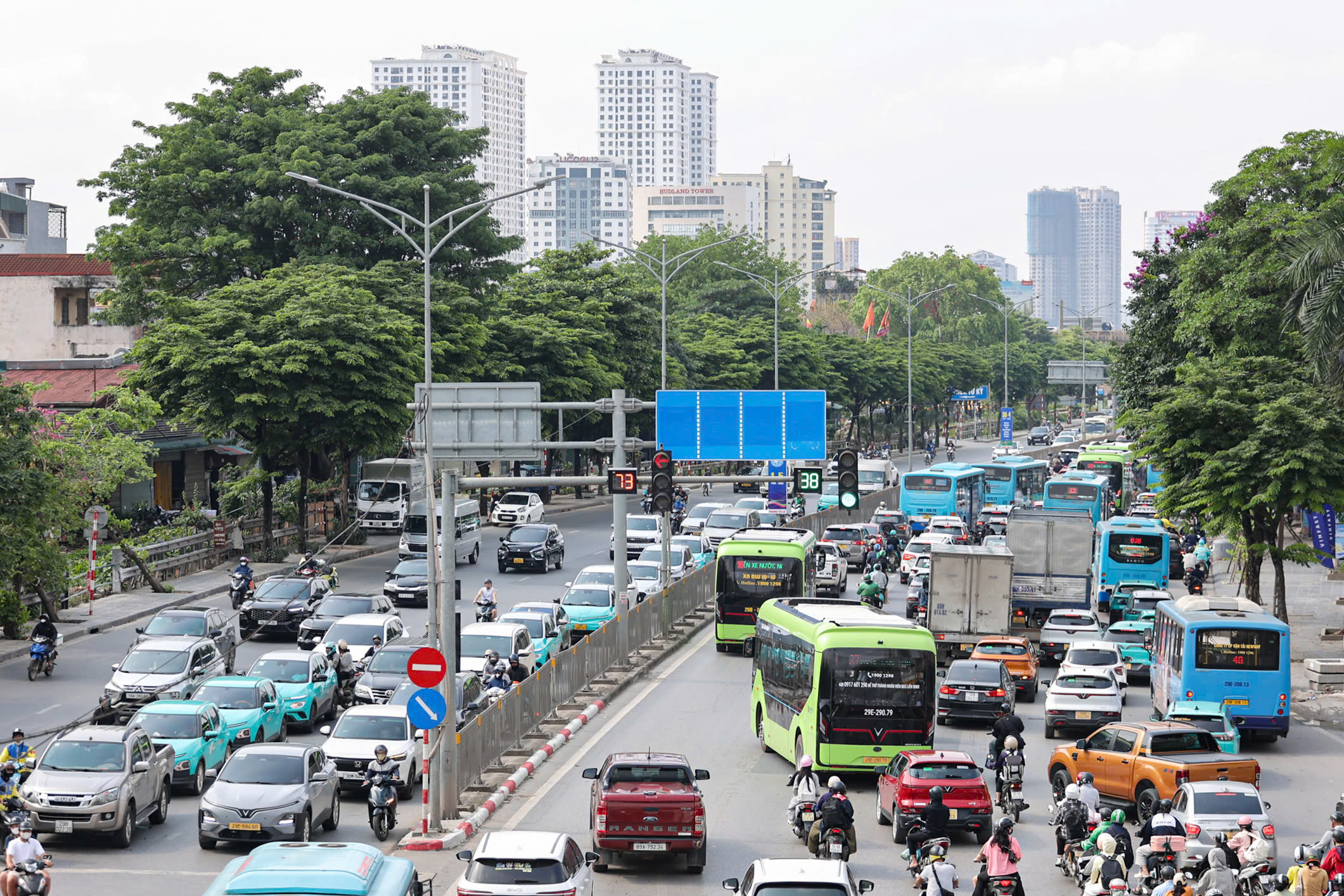 H&igrave;nh ảnh người d&acirc;n trở lại H&agrave; Nội kh&ocirc;ng &ugrave;n tắc giao th&ocirc;ng ng&agrave;y cuối lễ 2026 - Ảnh 6.