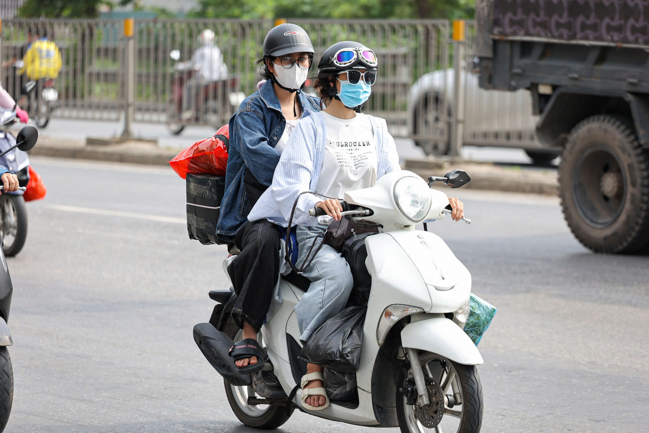 H&igrave;nh ảnh người d&acirc;n trở lại H&agrave; Nội kh&ocirc;ng &ugrave;n tắc giao th&ocirc;ng ng&agrave;y cuối lễ 2026 - Ảnh 7.