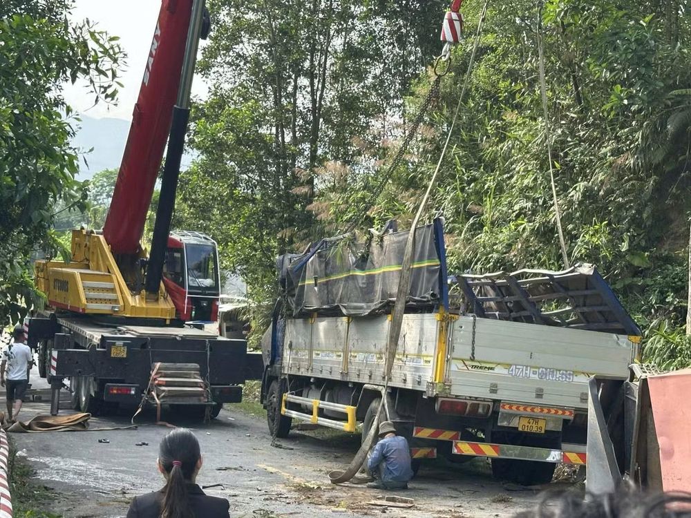 Lật xe tải trên đèo Violak, 2 người chết, 1 người bị thương nặng - Ảnh 2.