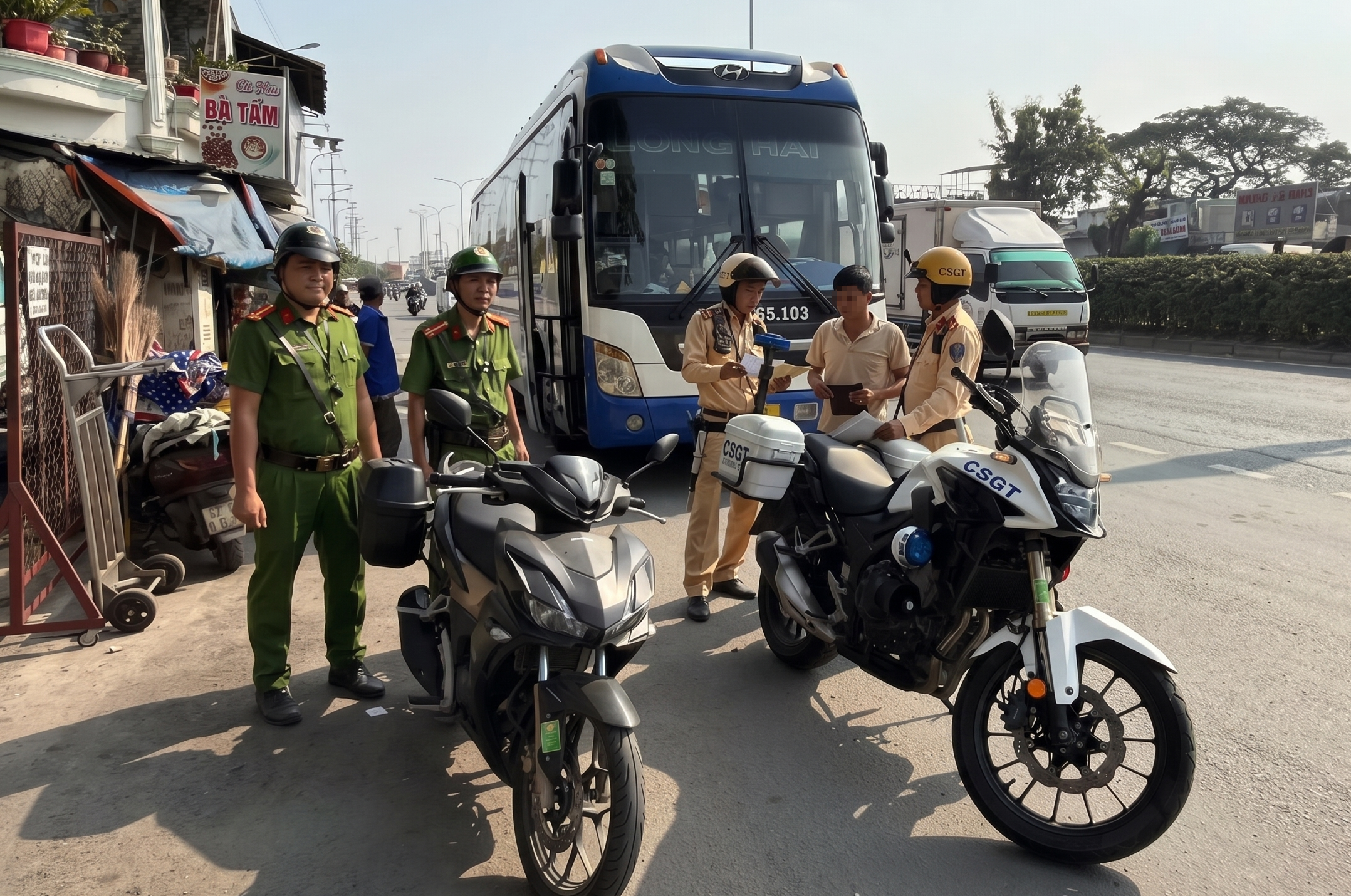 CSGT TPHCM túc trực sáng sớm đến khuya muộn đón người dân quay lại thành phố - Ảnh 4.