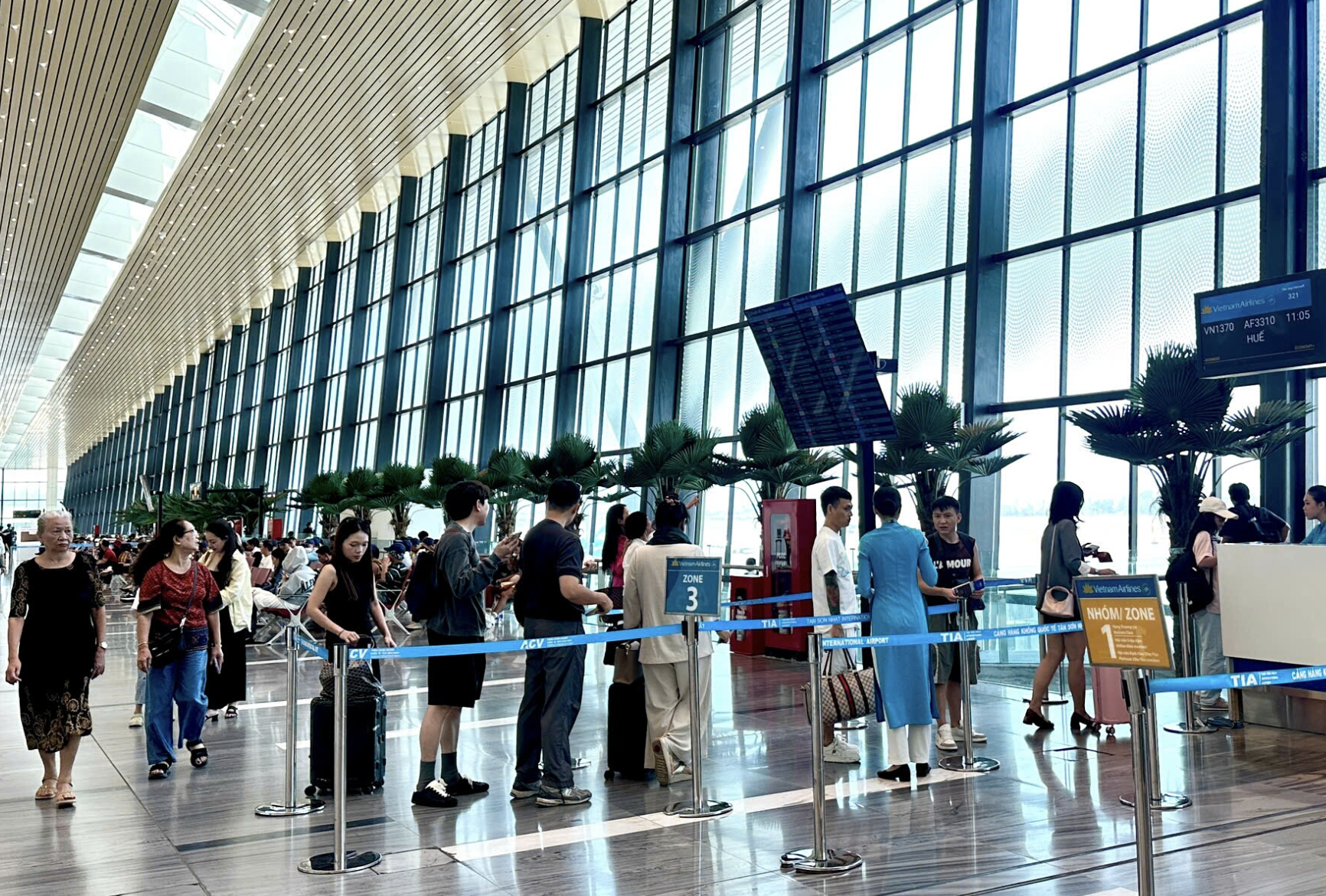 Giá vé máy bay TPHCM tăng cao sau lễ , khách đổ về đông đúc từ Hà Nội - Ảnh 2.